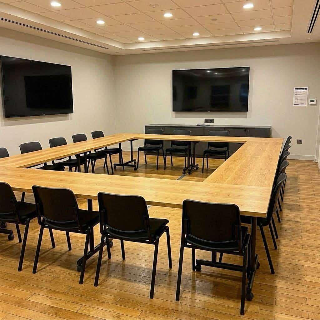 研发团队在写字楼办公推进企业长期发展规划时遇到会议预约冲突该怎么协调